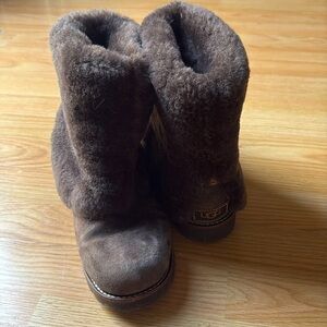 EUC size 7 UGG women’s boots hard sturdy bottom with rolled over look with fur